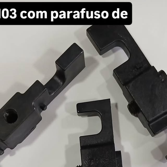 Miolo 1103 para kit porta injetado pela HCPLAST, ao lado de uma chave inglesa para escala